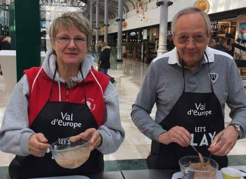 Cours de cuisine FlyinChef au centre commercial Val d'Europe - Atelier culinaire interactif pour participants - Animation gastronomique