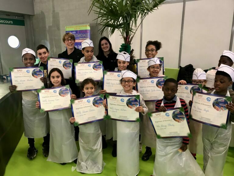 Enfants participants à un atelier cuisine recevant leur diplôme lors d’une animation culinaire